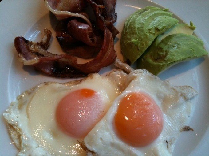 typical_day_in_paleo_meals_breakfast_bacon_eggs_avo-min